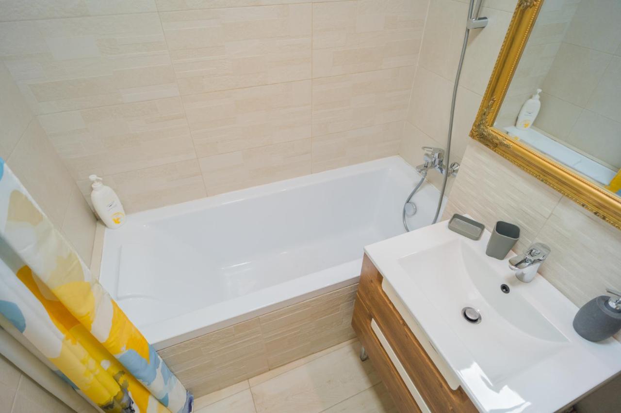 Cozy & Spacious 2Br Apartment With Netflix Bucharest Luaran gambar