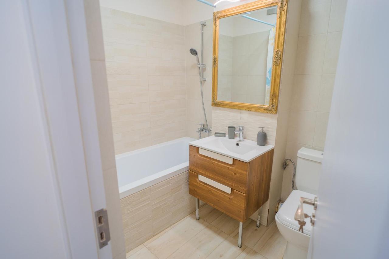 Cozy & Spacious 2Br Apartment With Netflix Bucharest Luaran gambar