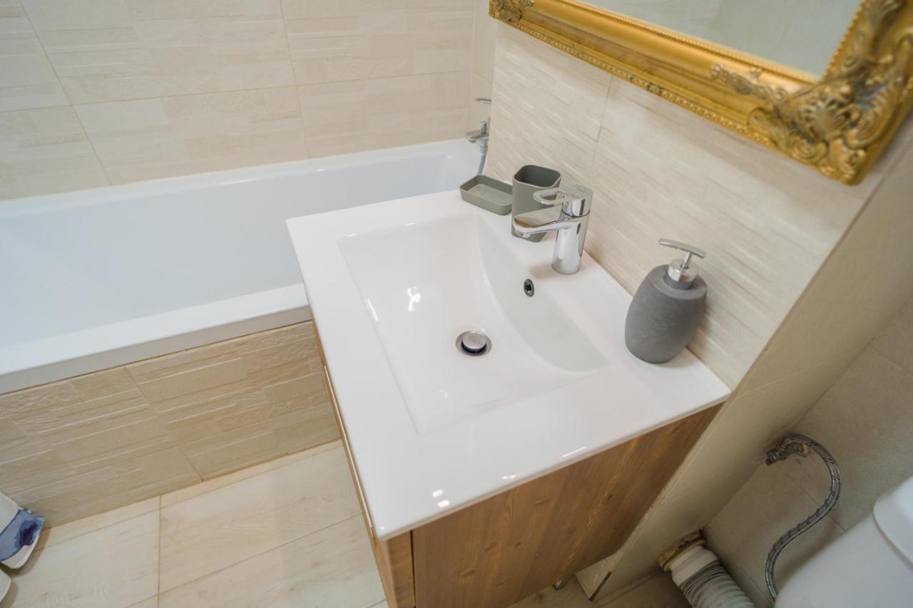 Cozy & Spacious 2Br Apartment With Netflix Bucharest Luaran gambar
