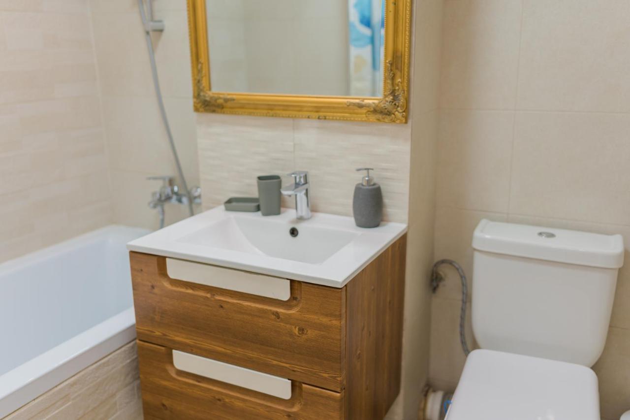 Cozy & Spacious 2Br Apartment With Netflix Bucharest Luaran gambar