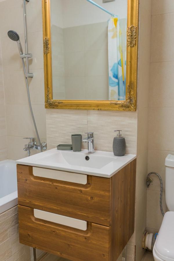 Cozy & Spacious 2Br Apartment With Netflix Bucharest Luaran gambar